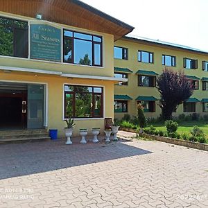 Hotel Curio'S All Seasons